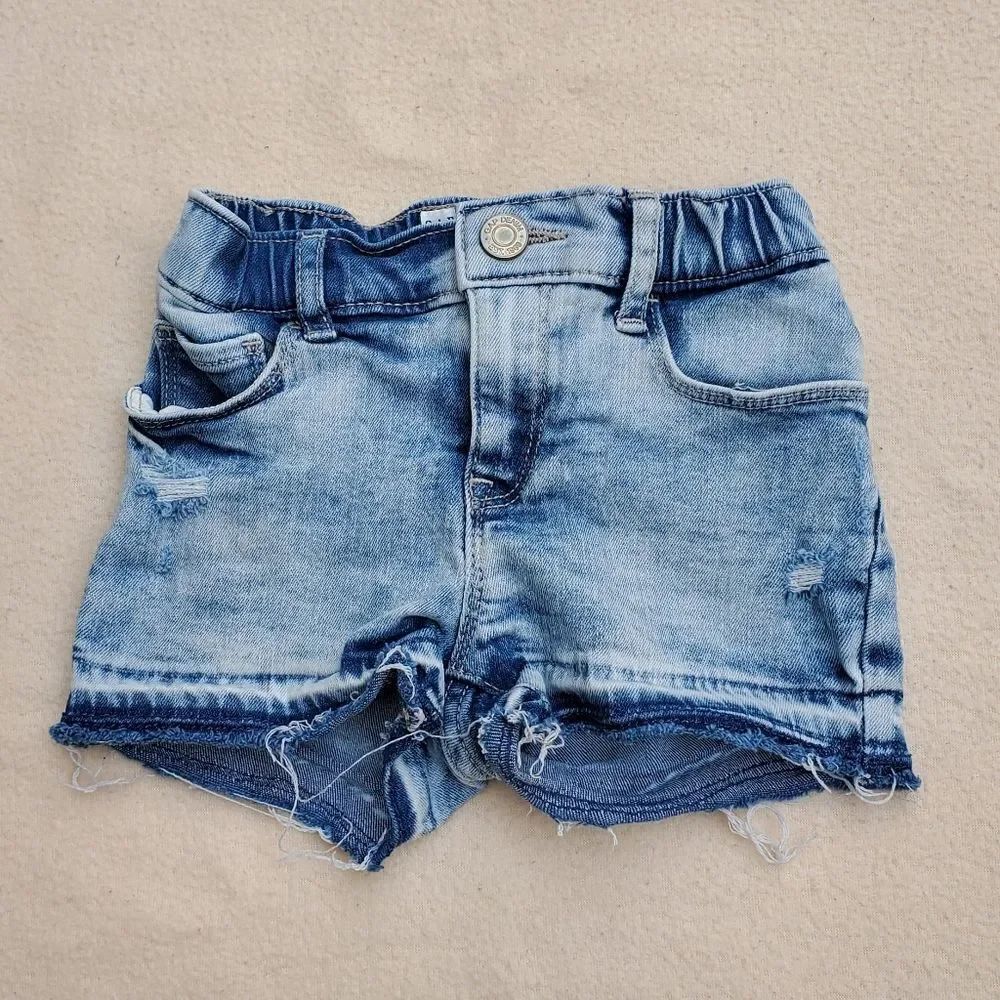 GAP Shortie distressed light wash denim jean shorts Size 4